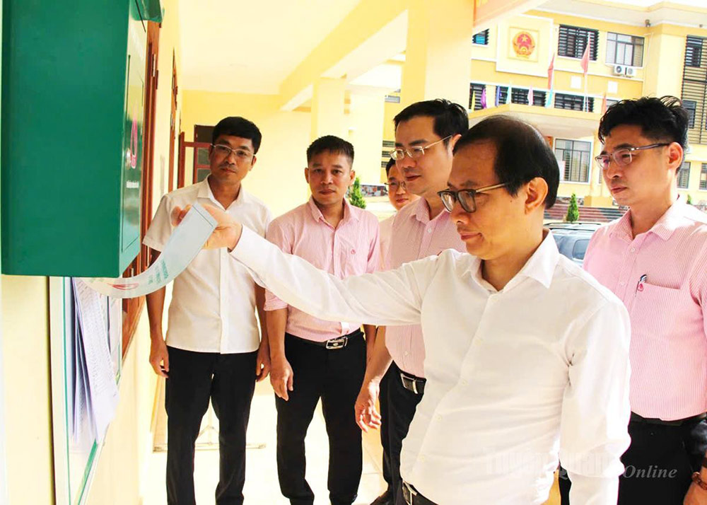 Pho Vu truong Vu Dinh che tai chinh Nguyen Viet Hung cung doan cong tac kiem tra NHCSXH niem yet cong khai thong tin tin dung chinh sach tai xa Yen Son. Anh: Bao Tuyen Quang Online