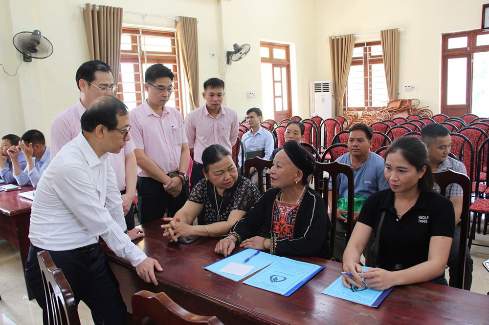 Doan cong tac lang nghe tam tu nguyen vong nguoi ngheo tai diem giao dich NHCSXH. Anh: Bao Tuyen Quang Online