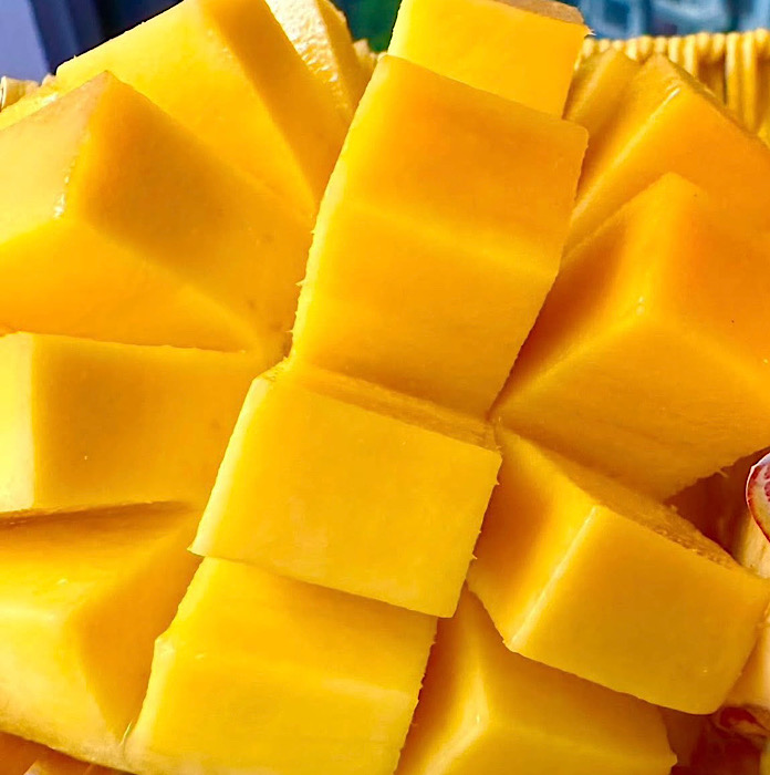 People with high blood pressure should consider eating sweet ripe mangoes. Photo: Kieu Vu