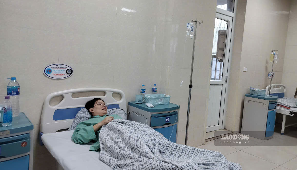 Chị Nguyễn Thị Bích Liên đang điều trị viêm tủy, viêm não tại Khoa đột quỵ, Bệnh viện Đa khoa tỉnh Phú Thọ. Ảnh: Bảo Nguyên