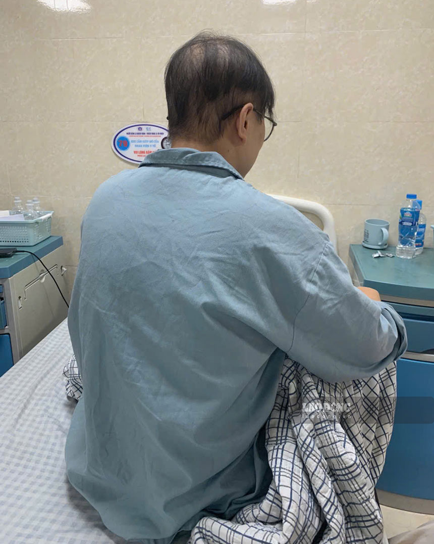 Trong thời gian ngắn điều trị viêm tủy, viêm não, chị Nguyễn Thị Bích Liên đã rụng gần hết tóc, đầu thường xuyên choáng váng. Ảnh: Bảo Nguyên