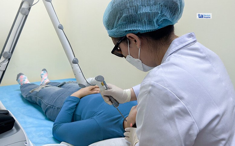 Doctor treated patients withlaser. Photo: Provided by the hospital