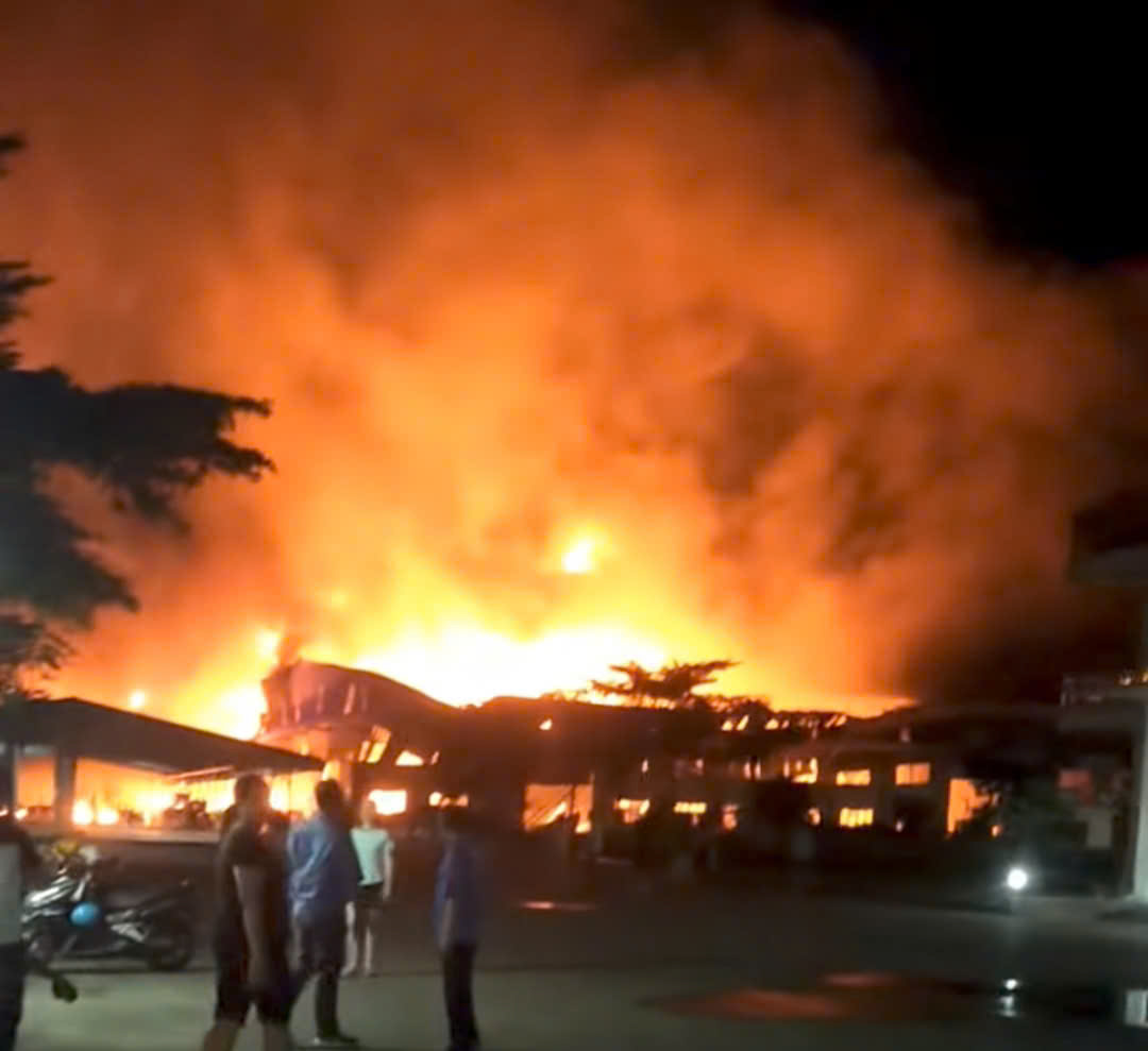 The fire burned down the elevated house in the Do Son Industrial Park, Hai Phong. Photo: Supply workers