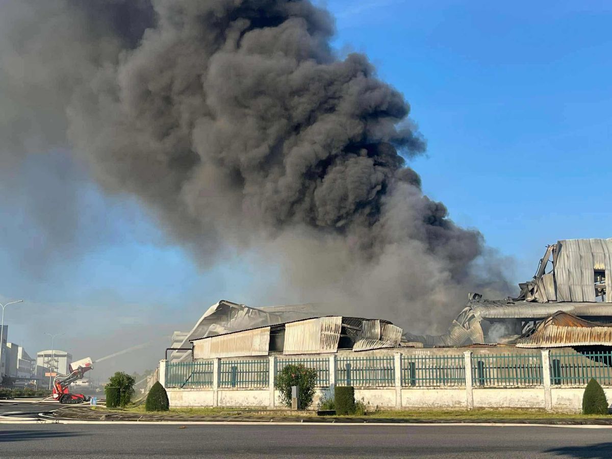 Cheng V Leather Shoes Company's warehouse was in disrepair after being burned down overnight by a bank. Photo: Tra Can Dat (FB Hai Phong)