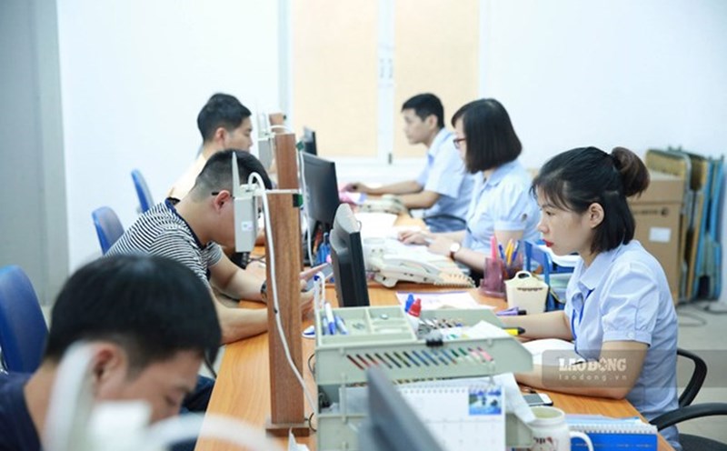 Employees apply for unemployment benefits. Photo: Hai Nguyen