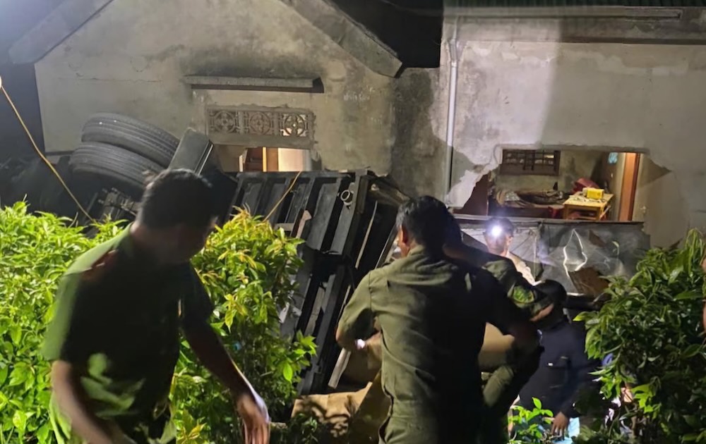 トラックは人々の家へのコントロールを失い、車を転覆させ、ヴィン・ホアン・コミューンの警察と人々は他の車両で冷凍車を降ろさなければなりませんでした。写真：Vinh Hoang Commune Police