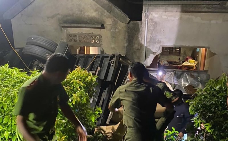 The truck lost control and crashed into a house, causing the vehicle to overturn, the Vinh Hoang Commune Police and local residents had to unload the frozen goods on the truck to another vehicle. Photo: Vinh Hoang Commune Police