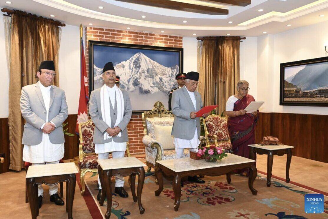 El ex presidente del Tribunal Supremo Sushila Karki (extremo derecho) jura el cargo de primer ministro de Nepal. Foto: Xinhua