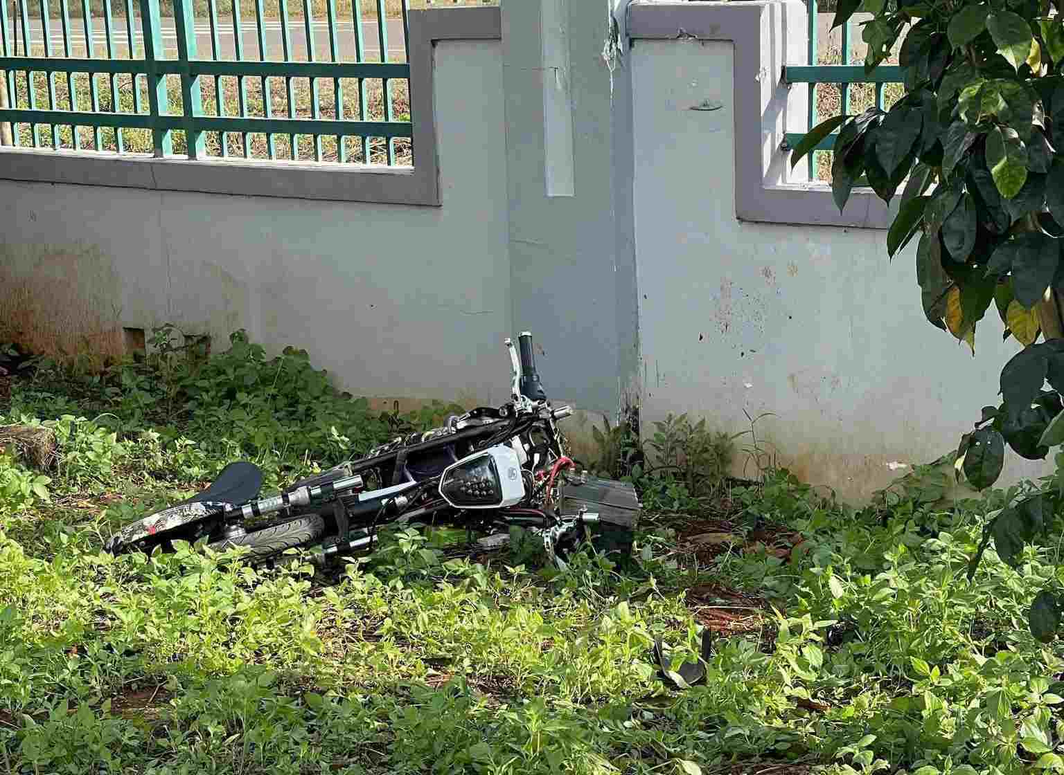 Hiện trường vụ nam học sinh tử vong sau khi đi xe đạp điện tông vào tường bên trong trường học. Ảnh: Bạn đọc cung cấp