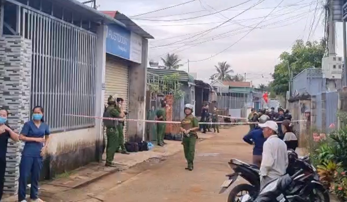 La police a bloque les lieux du cas de 3 deces a Dak Lak. Photo: Bao Trung