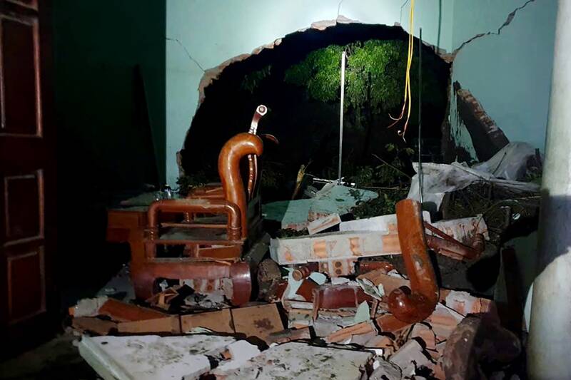 Chieng KhuongコミューンのKhuong Tien村の1世帯の家の裏に発生した干潟の地滑りで1人が負傷しました。写真:Trung Hai