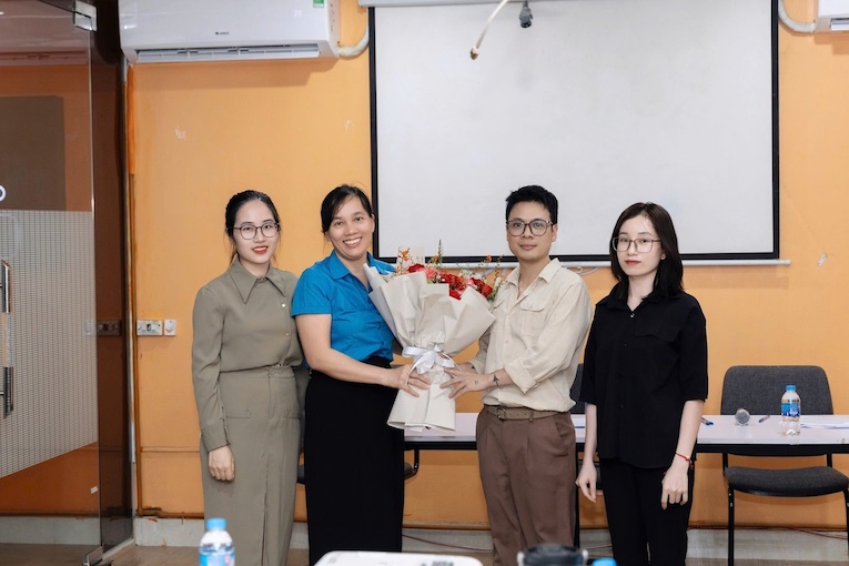 Mme Pham Thi Thang - vice-presidente de la Federation provinciale du travail - offre des fleurs pour feliciter le Comite executif du syndicat de la societe par actions 5S Fashion. Photo : Syndicat de Hung Yen