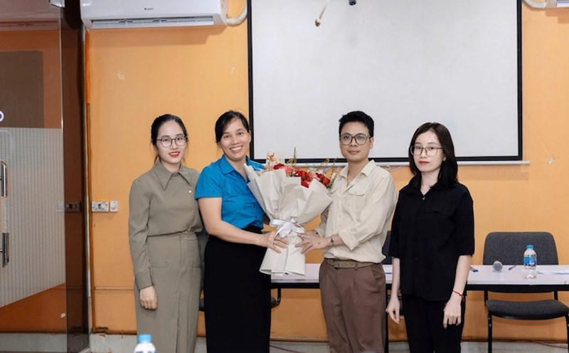 Ms. Pham Thi Thang - Vice President of the Provincial Federation of Labor - presented flowers to congratulate the Executive Committee of the Trade Union of 5S Fashion Joint Stock Company. Photo: Hung Yen Trade Union