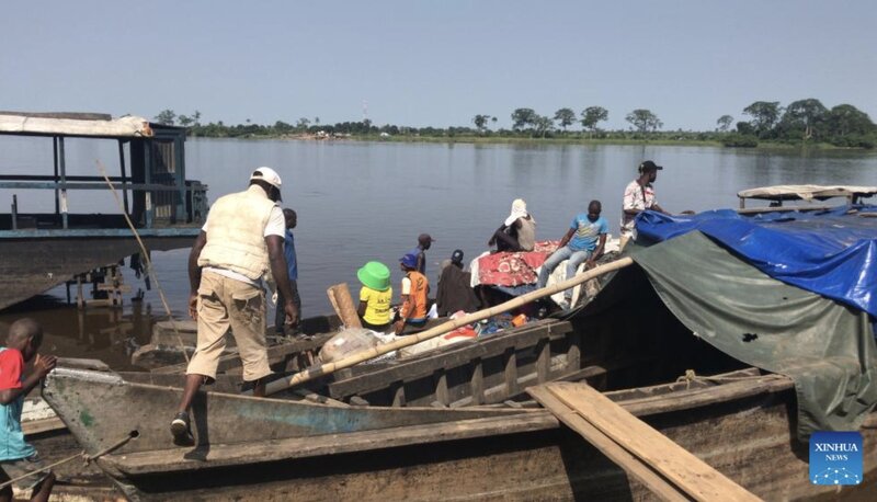 Công tác cứu hộ một vụ chìm tàu trên sông ở Congo năm 2024. Ảnh: Xinhua