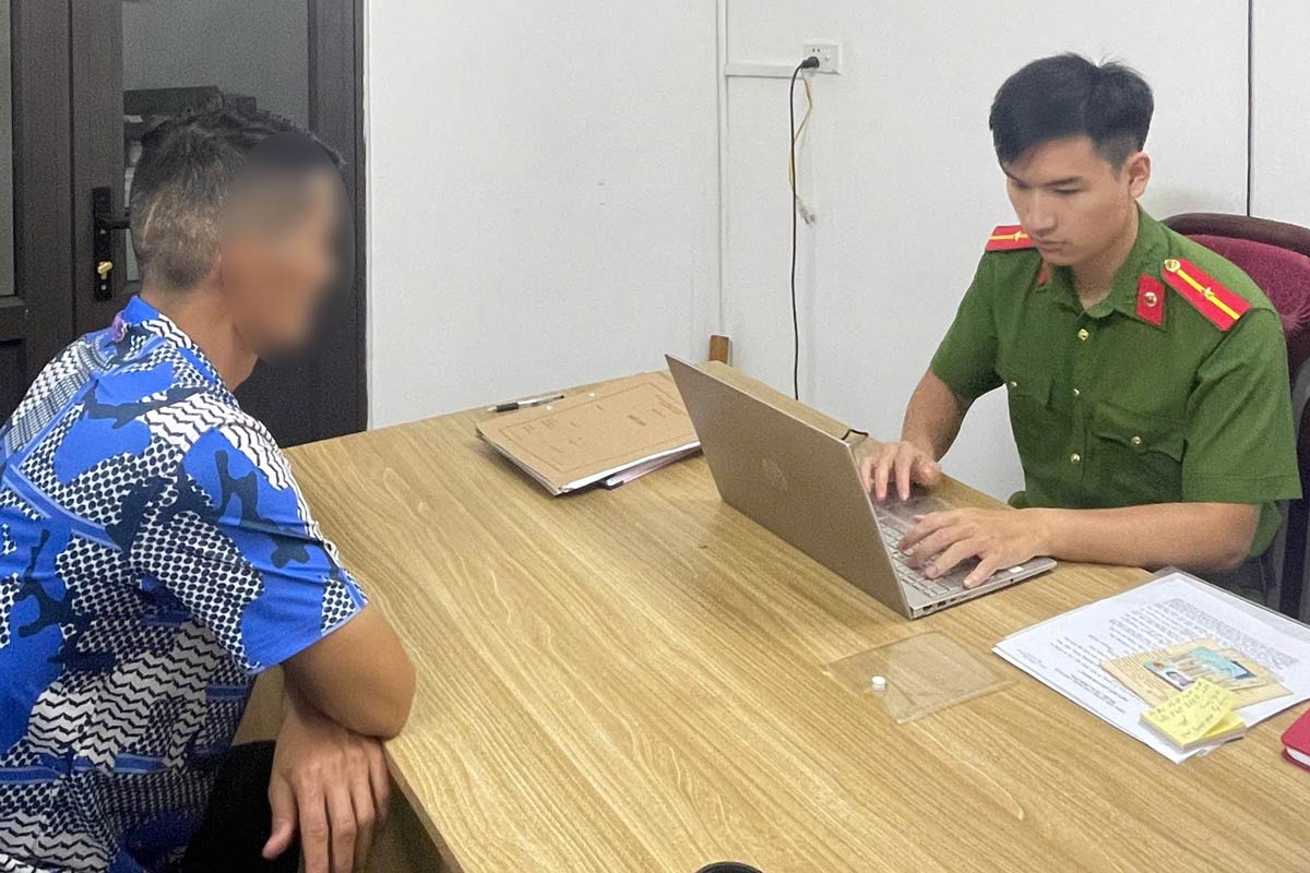 The police agency worked with the subject related to the waste discharge case in Dong Mai ward, Quang Ninh. Photo: Dong Mai Ward People's Committee