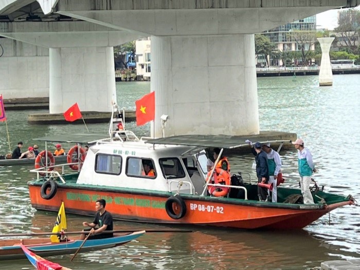 Nhan vien y te To dam bao y te su kien (Benh vien 199) lam nhiem vu tren Ca no chuyen dung cua luc luong chuc nang trong mot giai dua thuyen  truyen thong do So Van hoa va The thao Thanh pho Da Nang to chuc. 