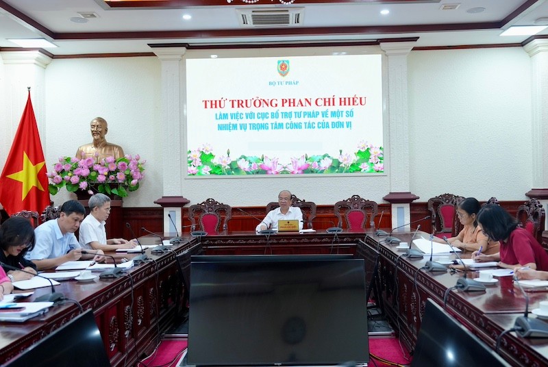 The leaders of the Ministry of Justice requested the affiliated units to proactively review to specifically identify transactions that need notarization and certification. Photo: Ministry of Justice