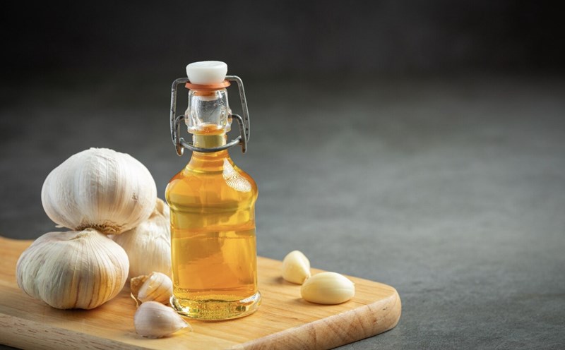 Garlic honey, a combination of traditional medicine. Photo: Thuy Duong