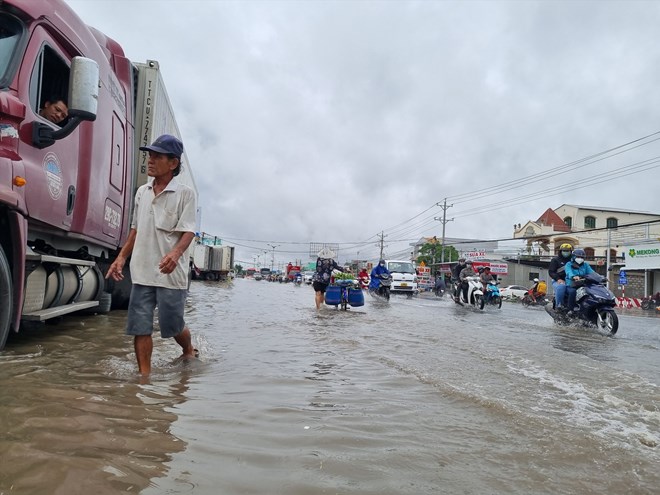 National Highway 1A through Vinh Long. Photo: Hoang Loc