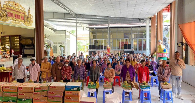 Representatives of Quan Am Pagoda and local authorities presented 130 gifts to poor households and disadvantaged households in Tra On commune. Photo: Hoang Loc