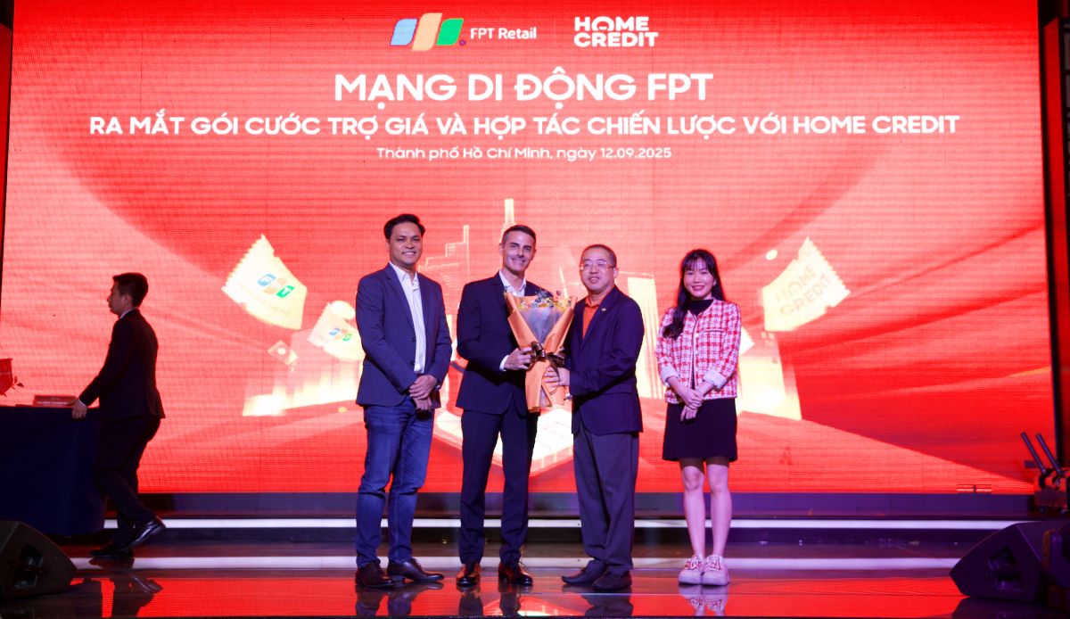 Mạng di động FPT ra mắt gói cước trợ giá thiết bị đến 2,5 triệu đồng và hợp tác trả góp 0% lãi suất cùng Home Credit. Ảnh: FPT Shop
