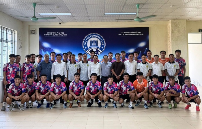 Cau lac bo Hoa Binh ra mat voi ten goi moi Phu Tho FC chi ton tai hon 48 tieng truoc khi giai the. Anh: HBFC