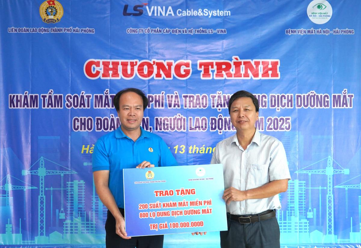 Dai dien Ban Cong tac Cong doan LDLD TP Hai Phong trao goi kham mat tri gia 100 trieu dong cho Cong doan Cong ty CP cap dien va he thong LS Vina. Ảnh: Mai Dung