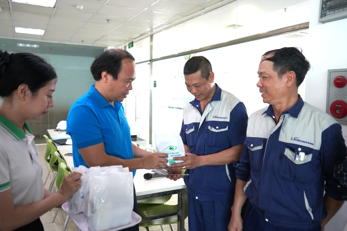 Nguoi lao dong phan khoi nhan qua gom san pham cham soc mat. Ảnh: Mai Dung