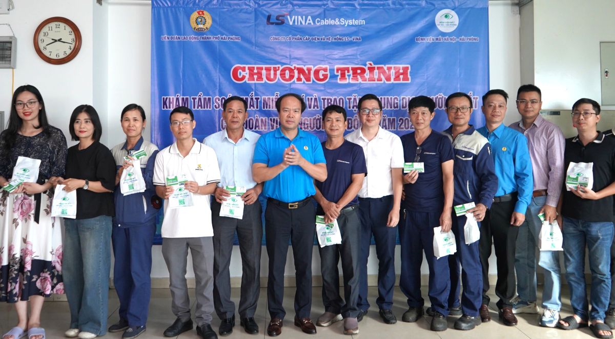 15 doan vien duoc tang qua va goi kham mat chuyen sau tri gia 1 trieu dong. Ảnh: Mai Dung
