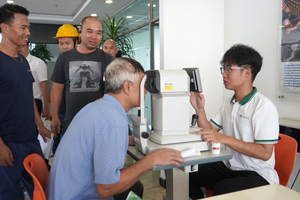 200 nguoi lao dong duoc kham tam soat cac benh ve mat. Ảnh: Mai Dung