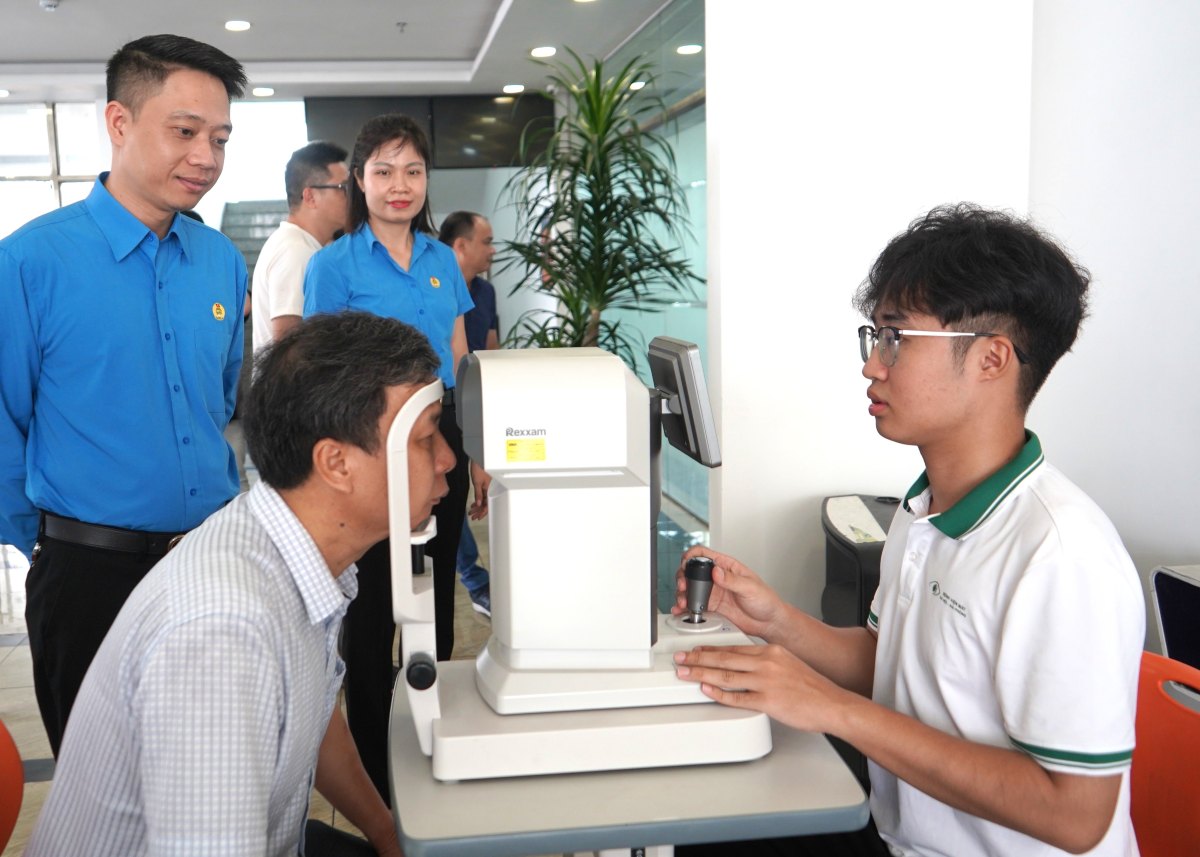 Canh and union members of Khong Vina Cable andmmorphing Joint Stock Company (Hai Phong) examined the soil for thousands of years. Photo: Mai Dung