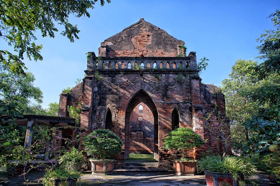 Den day vao dung ngay chu nhat, anh Hoang Kien Cuong (nhan vien van phong, Ninh Binh) khong chi duoc chiem nguong kien truc doc dao cua nha tho ma con duoc truc tiep tham gia buoi le cua nhung tin do tai day.