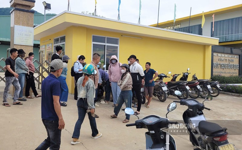 Dozens of workers in Gia Lai gathered in front of the gate of Phuc Thinh Binh Dinh Company Limited to demand their rights on the afternoon of August 27. Photo: Hoai Phuong