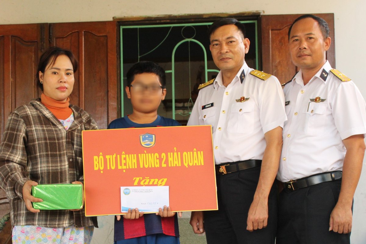 Dai dien Lu doan 171 tang qua cho gia dinh chau Hoang Tuan Anh  duoc Lu doan do dau. Anh: LD171