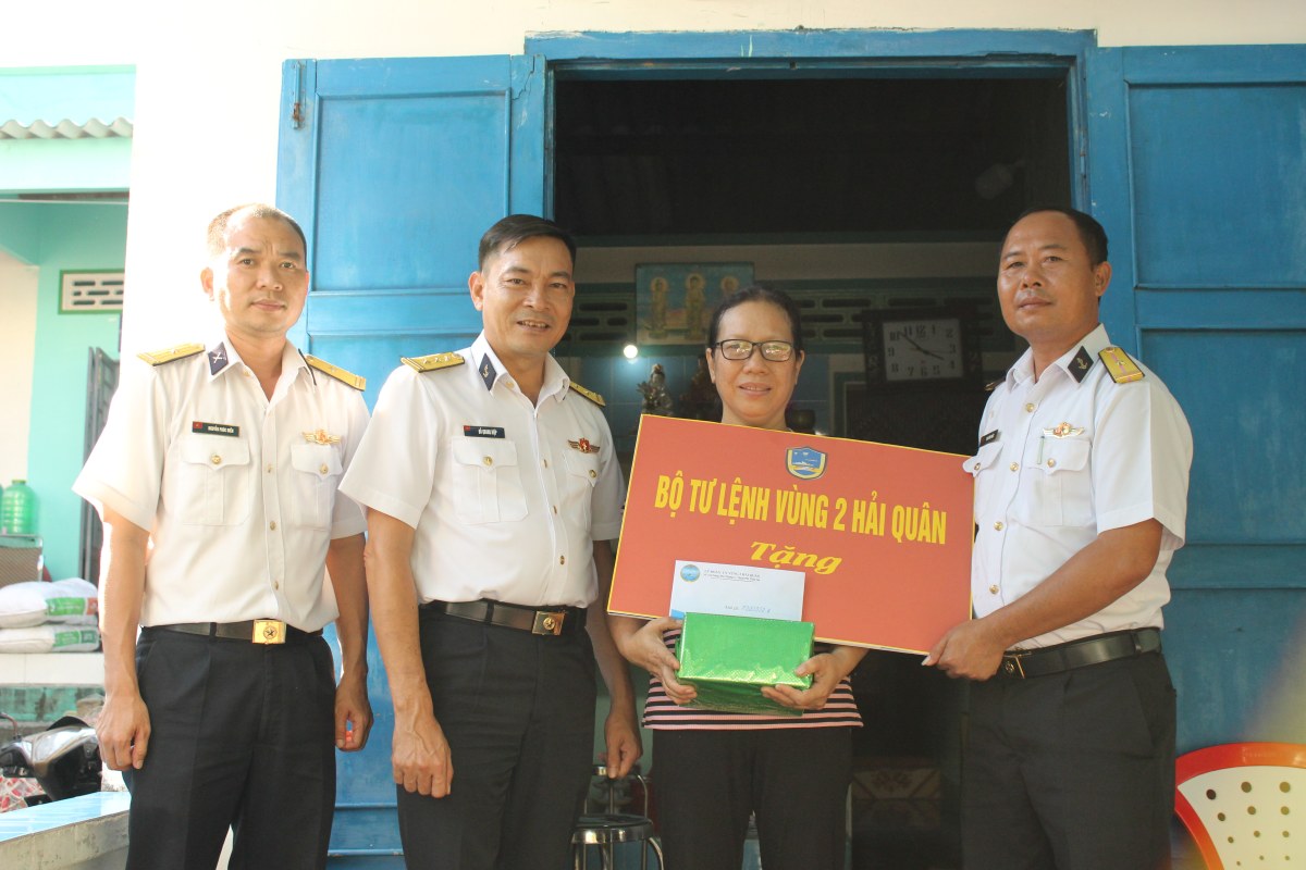 Representative of Brigade 171 presented gifts to the family of Nguyen Le Phat Loc, sponsored by the Brigade. Photo: LD171