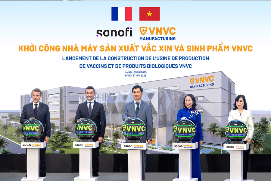 Le khoi cong Nha may Vaccine va Sinh pham VNVC co su chung kien va bam nut cua Tong thong Phap Emmanuel Macron trong chuyen tham va lam viec tai Viet Nam. Anh: Hai Nam
