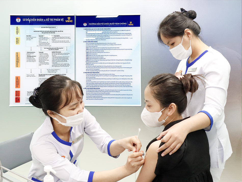 VNVC co gan 240 trung tam tiem chung tren khap cac tinh thanh, moi nam phuc vu tiem chung hang chuc trieu lieu vaccine chat luong cao, bao ve suc khoe cho tre em va nguoi lon trong suot gan 10 nam qua. Anh: Moc Thao