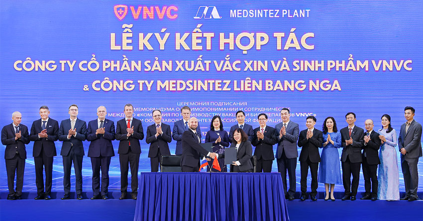 Ong Konstantin Gorodnitsky Truong Van phong Dai dien Cong ty Medsintez tai Viet Nam va ba Tran Thi Hong Thuy, Giam doc Nha may Vaccine va Sinh pham VNVC ky ket hop tac duoi su chung kien cua Bo truong Bo Y te Lien bang Nga Mikhail Murashko va Bo truong Bo Y te Viet Nam Dao Hong Lan. Anh: Pham Giang