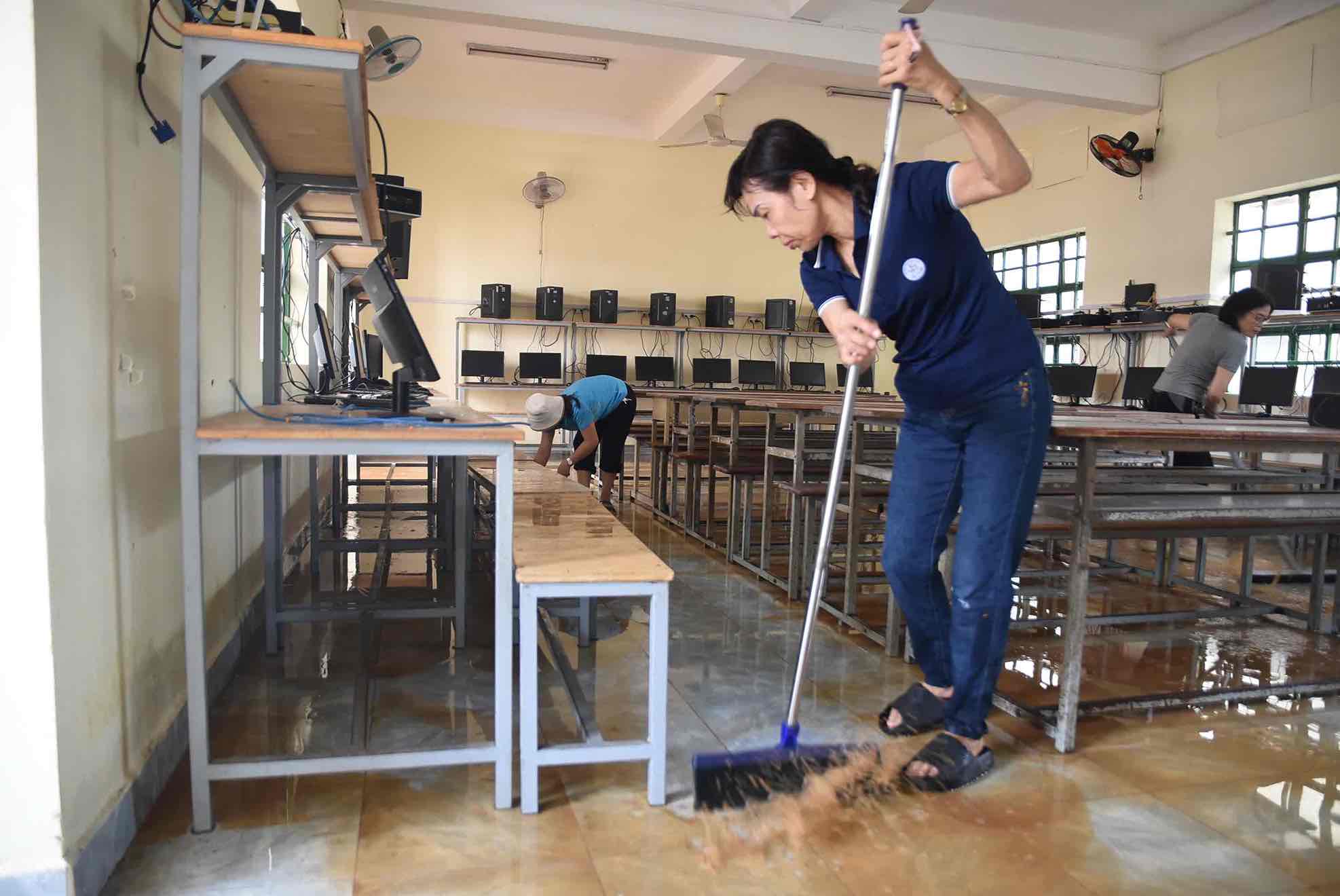 Teachers and staff of Phuoc Tan 1 Secondary School, Phuoc Tan Ward, Dong Nai clean up classrooms after the flood receded. Photo: HAC