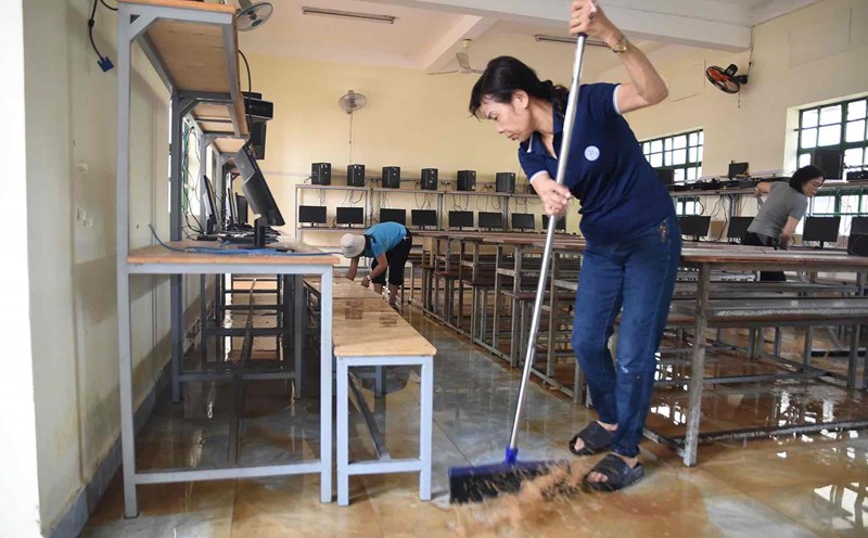 Teachers and staff of Phuoc Tan 1 Secondary School, Phuoc Tan Ward, Dong Nai clean up classrooms after the flood receded. Photo: HAC