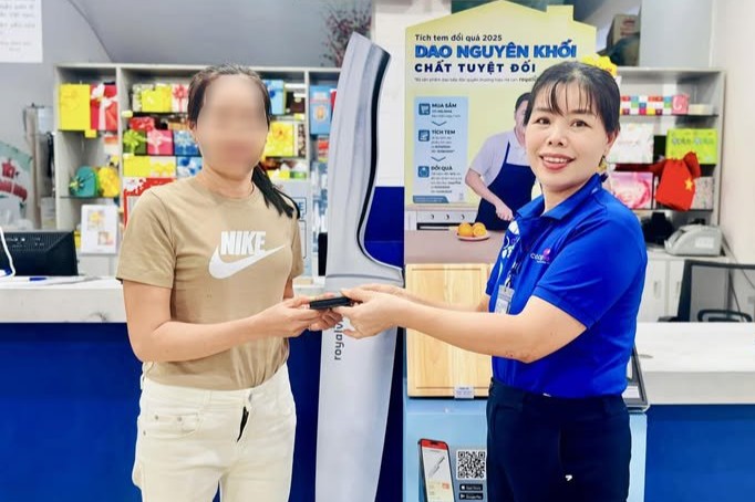 Les membres du syndicat de Co.opmart Vung Tau restituent les biens perdus aux clients. Photo : CDCS