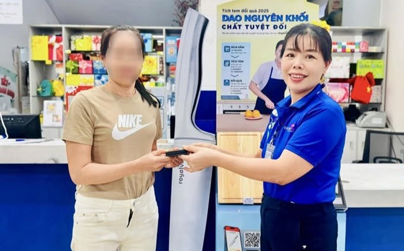 Co.opmart Vung Tau union members returned the property to the customer who dropped it. Photo: Trade Union