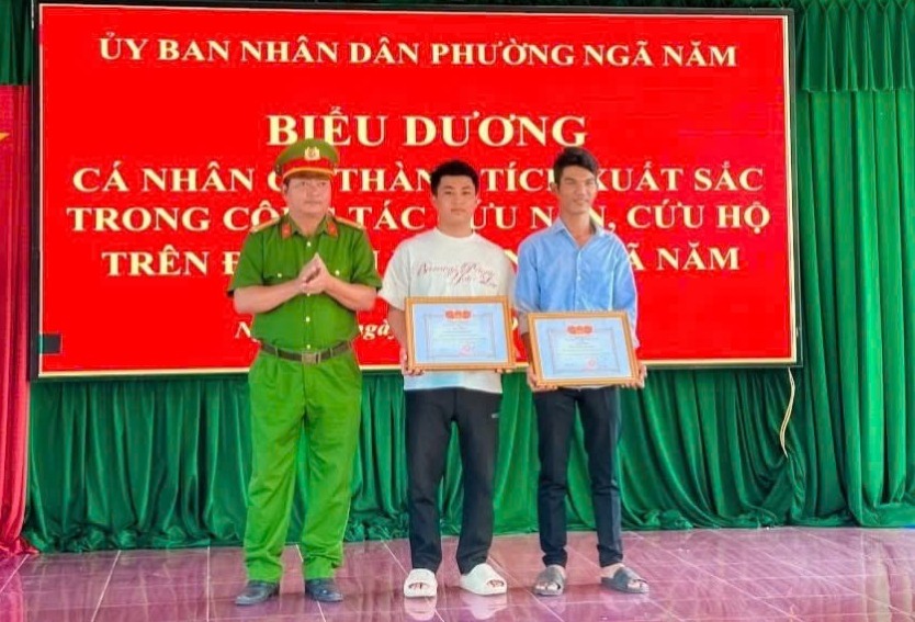Cong an phuong Nga Nam (TP Can Tho) trao bang khen cua Chu tich UBND phuong Nga Nam cho Nguyen Khanh Dang va Nguyen Minh Nhat. Anh: Cong an phuong Nga Nam
