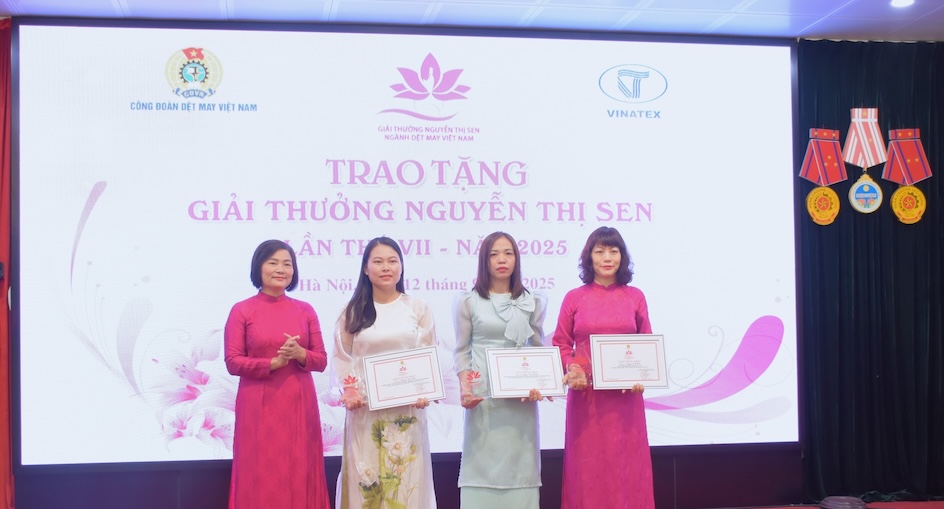 Les dirigeants du Syndicat vietnamien du textile et de l'habillement remettent le prix Nguyen Thi Sen VIIe edition - 2025 aux femmes cadres employes et travailleurs exceptionnels a Hanoï. Photo : Thu Mai