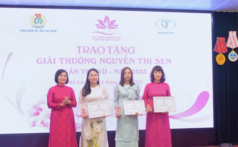 The leaders of the Vietnam Textile and Garment Trade Union presented the 7th Nguyen Thi Sen Award - 2025 to outstanding female workers and civil servants in Hanoi. Photo: Thu Mai