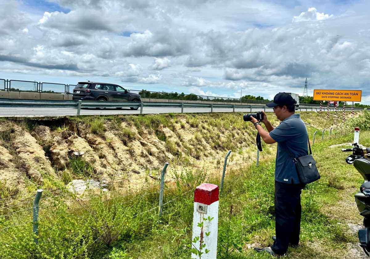 Ghi nhan vi tri xoi lo tu duong gom dan sinh. Anh: Duy Tuan 