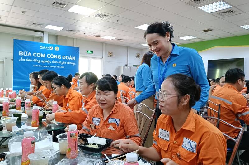 Lanh dao LDLD tinh Thai Nguyen du Bua com Cong doan cung cong nhan. Anh: Viet Bac