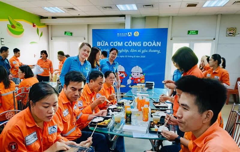 Nhung Bua com Cong doan am ap, gan gui tai Thai Nguyen. Anh: Viet Bac