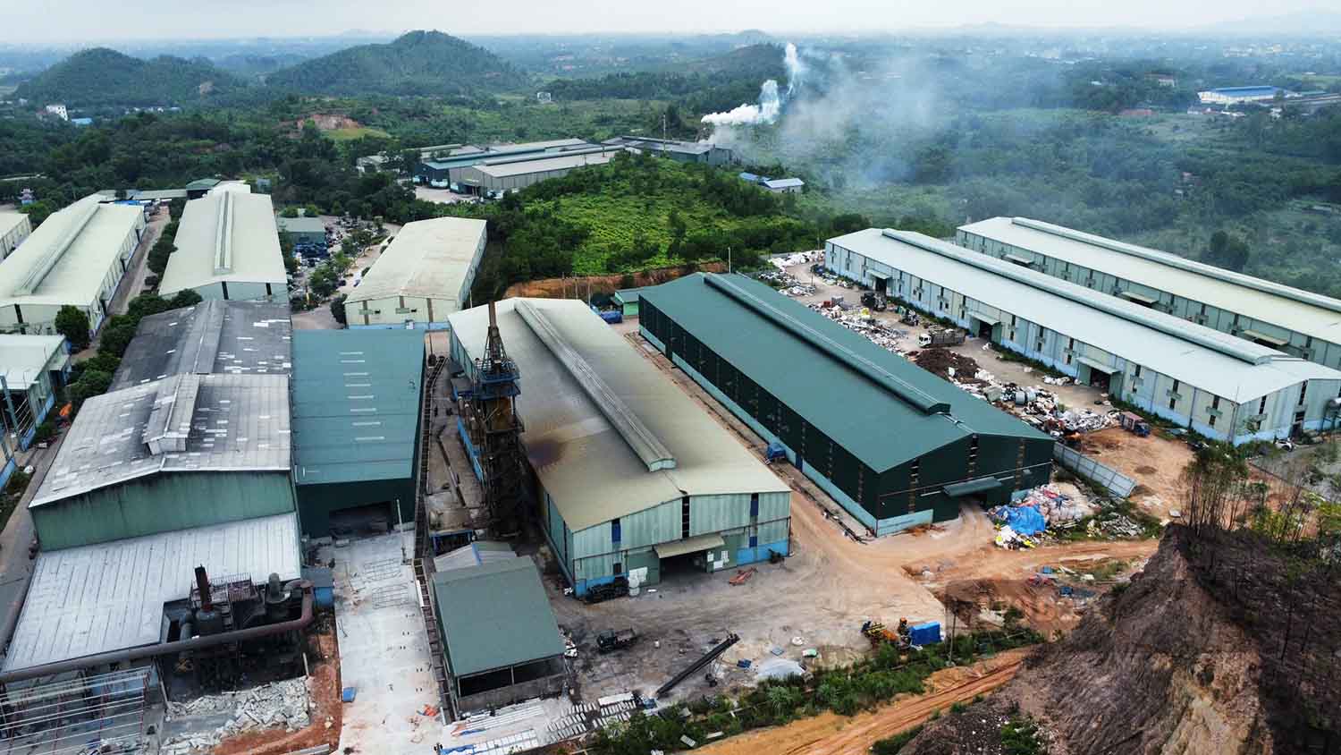 Người dân lo lắng ô nhiễm môi trường khi sống quá gần các nhà máy rác. Ảnh: PV