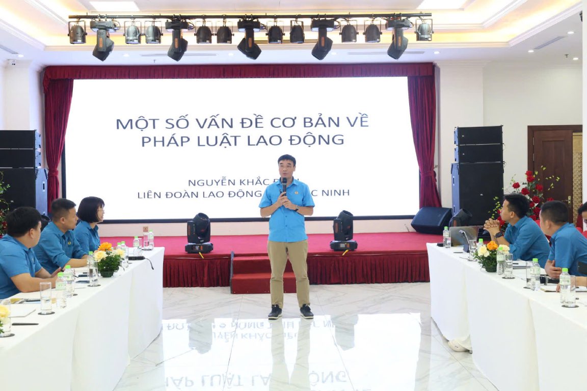 M. Nguyen Khac Dieu - chef adjoint du comite syndical de la zone industrielle de la province de Bac Ninh transmet les contenus de la seance de formation. Photo : Quyet Chien